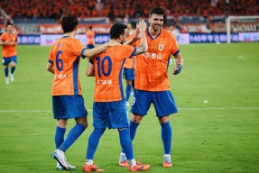 包含足球邀请赛掀起高潮，辽东巨龙队绝杀天山迅豹队，老将里程碑之夜——球迷期待下一战的词条kaiyun